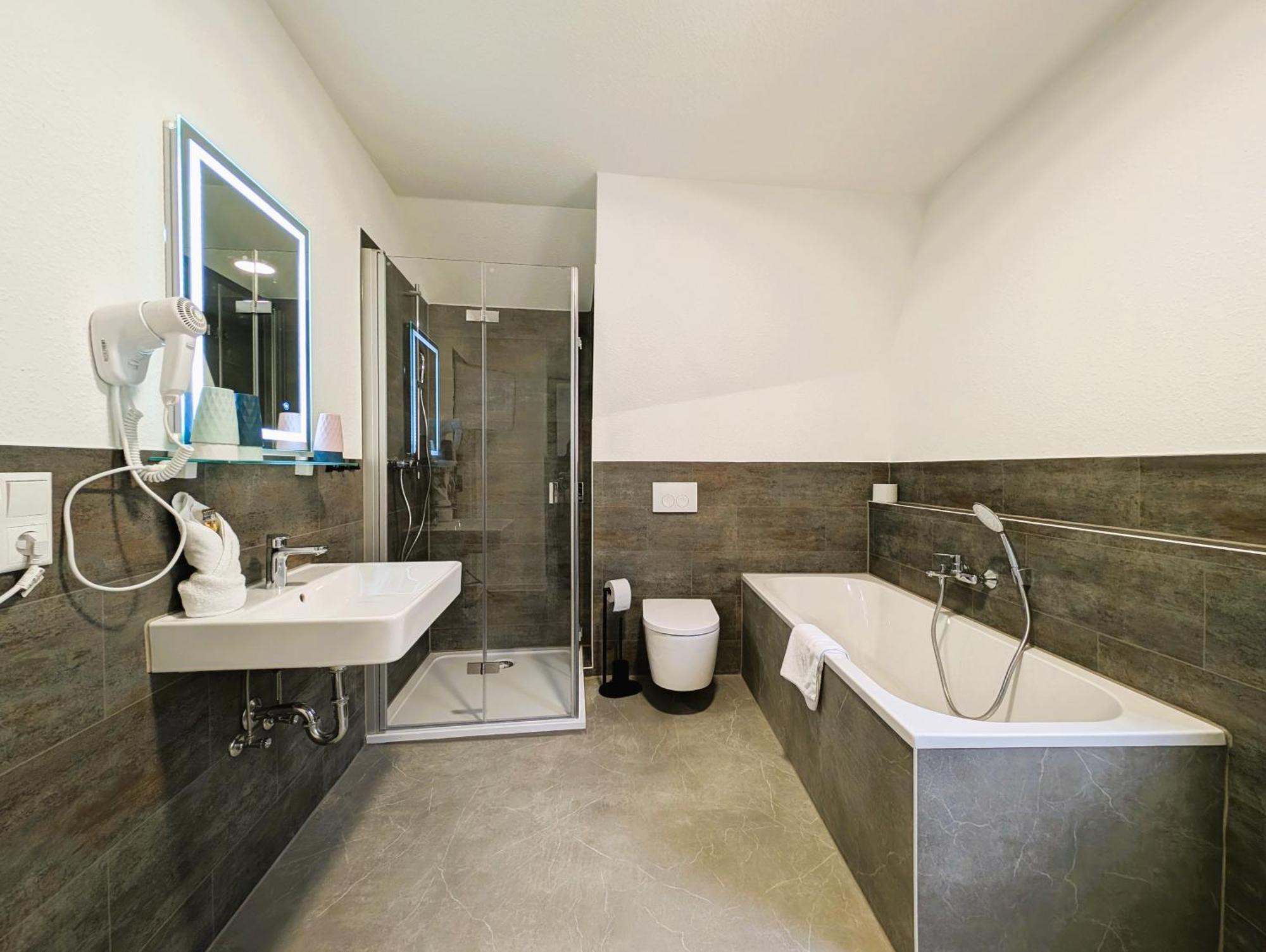 Bohnapartments - Topfmarkt Xxl Suiten - Neu In Top Zentrumslage, Vollausstattung, Wlan, Parkplaetze Илменау Екстериор снимка